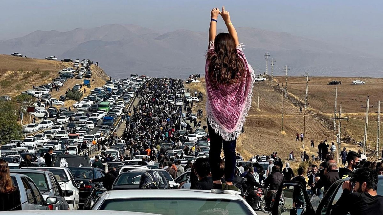 Irán reconoce más de 300 muertes en protestas